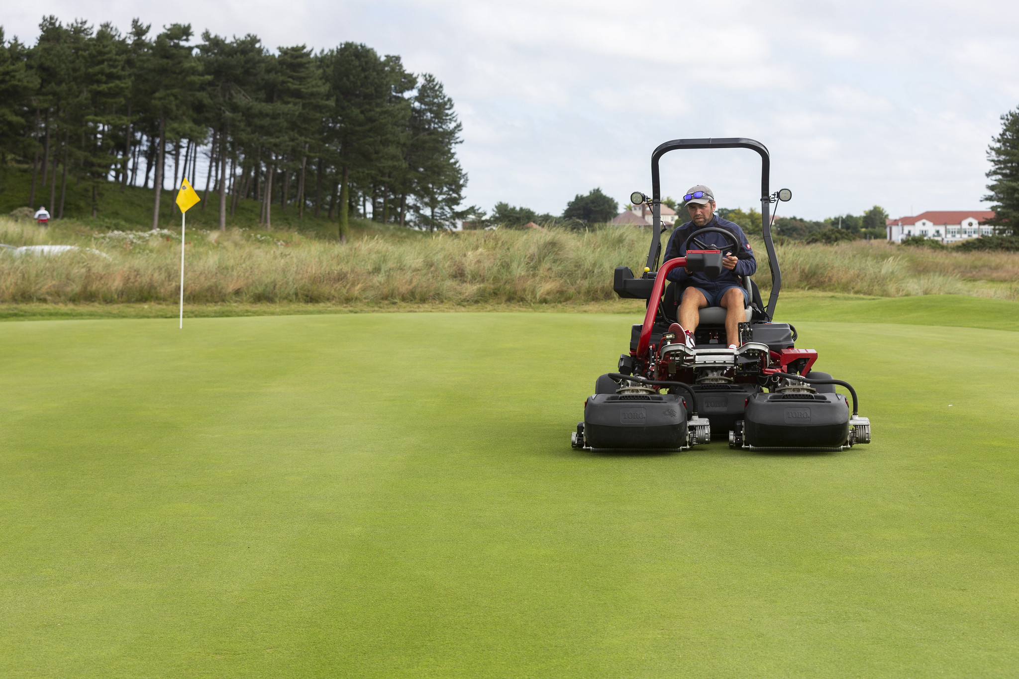 Links manager Chris Ball onHillside Golf Club’s newToro’s Greensmaster eTriFlex 3370 riding greensmower.