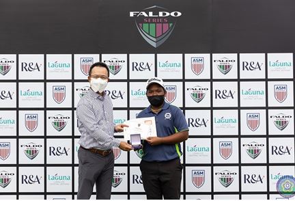 Miko Lo Yung-cheng is congratulated on his win by Chinese Taipei Golf Association Chairman Johnson Wang