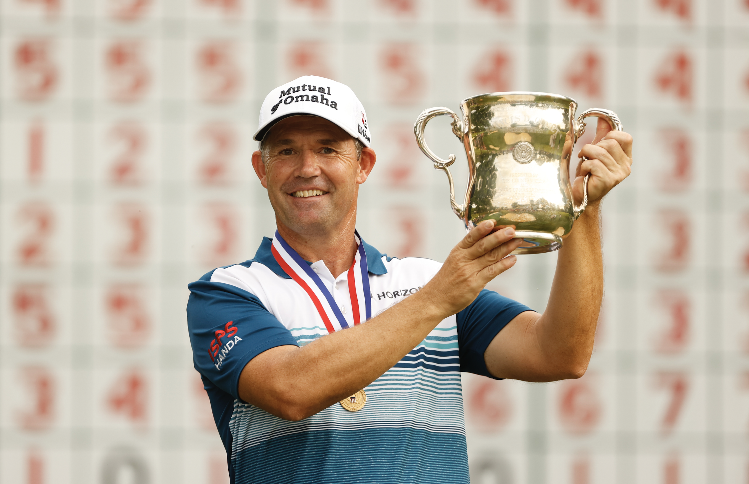 Padraig Harrington lifts the Senior US Open trophy (pic courtesy of the USGA)