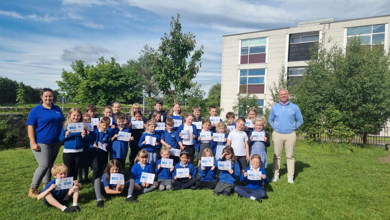 Dr Marie Athorn, RSPB and R&A business conservation advisor, and Royal Dornoch head teaching pro Gary Dingwall visited Dornoch Primary School to meet some of the youngsters taking part in a ground-breaking bird spotting competition. 