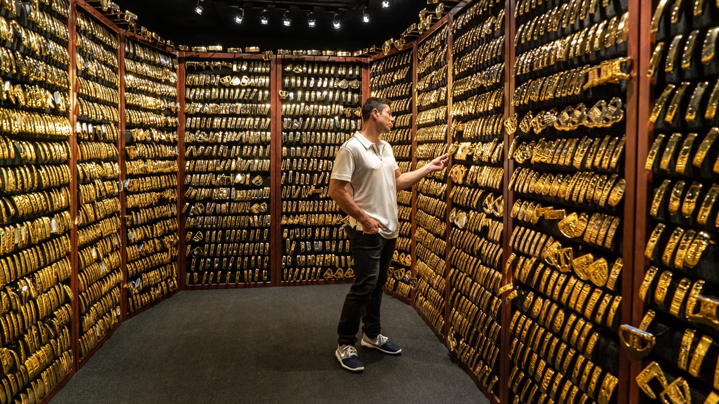 Viktor Hovland inside Ping's gold putter vault, where he has five putters to his name