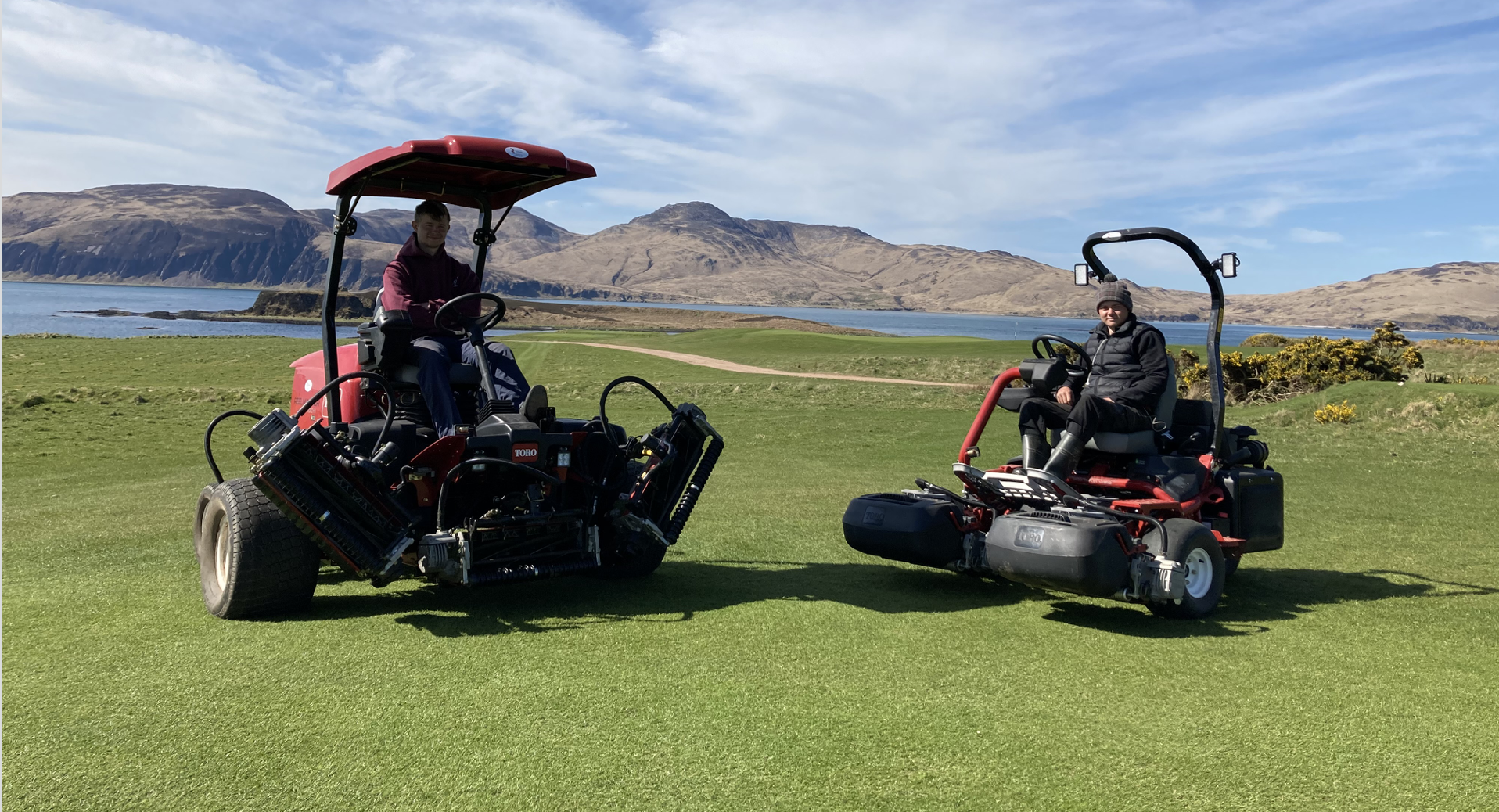 Ardfin Golf Club’s assistant greenkeeper Ross Maclean sitting on the Reelmaster 5010-H (left) and apprentice Ryan Foley with the Greensmaster TriFlex hybrid 3420