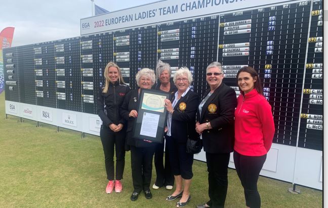 Wales Golf CEO Hannah McAllister, far left, and Wales Golf North Wales Community Golf Development Coordinator Kim Ellis, far right, presenting the R&A Women in Golf Charter to Maesdu at the European Ladies Team Championships in Conwy