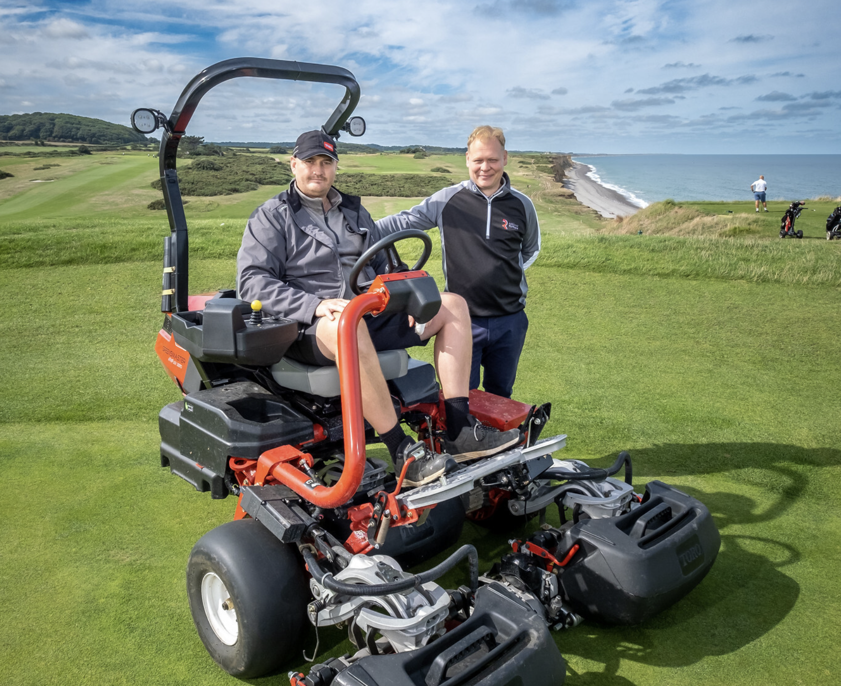 Course manager Ricky Goodman seated on the club’s new Toro Greensmaster eTriFlex 3370, with Reesink’s Danny Lake