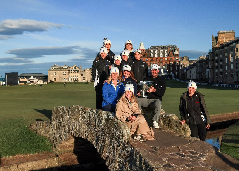 The Ukrainian National Golf Team, Veronika Rastvortseva and Toni Zverblis of Project Ukraine pose with Dunhill Links Champion Ryan Fox on the Swilcan Bridge in St Andrews (The R&A)
