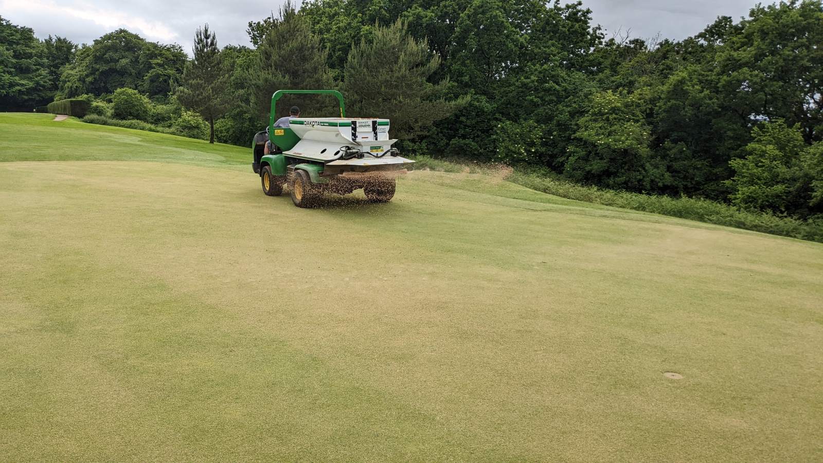 When Stuart Broom, Head Greenkeeper at Honiton Golf Club, was looking for a pure sand for top-dressing, he identified Mansfield Sand’s MM35 Golf as the ideal product.