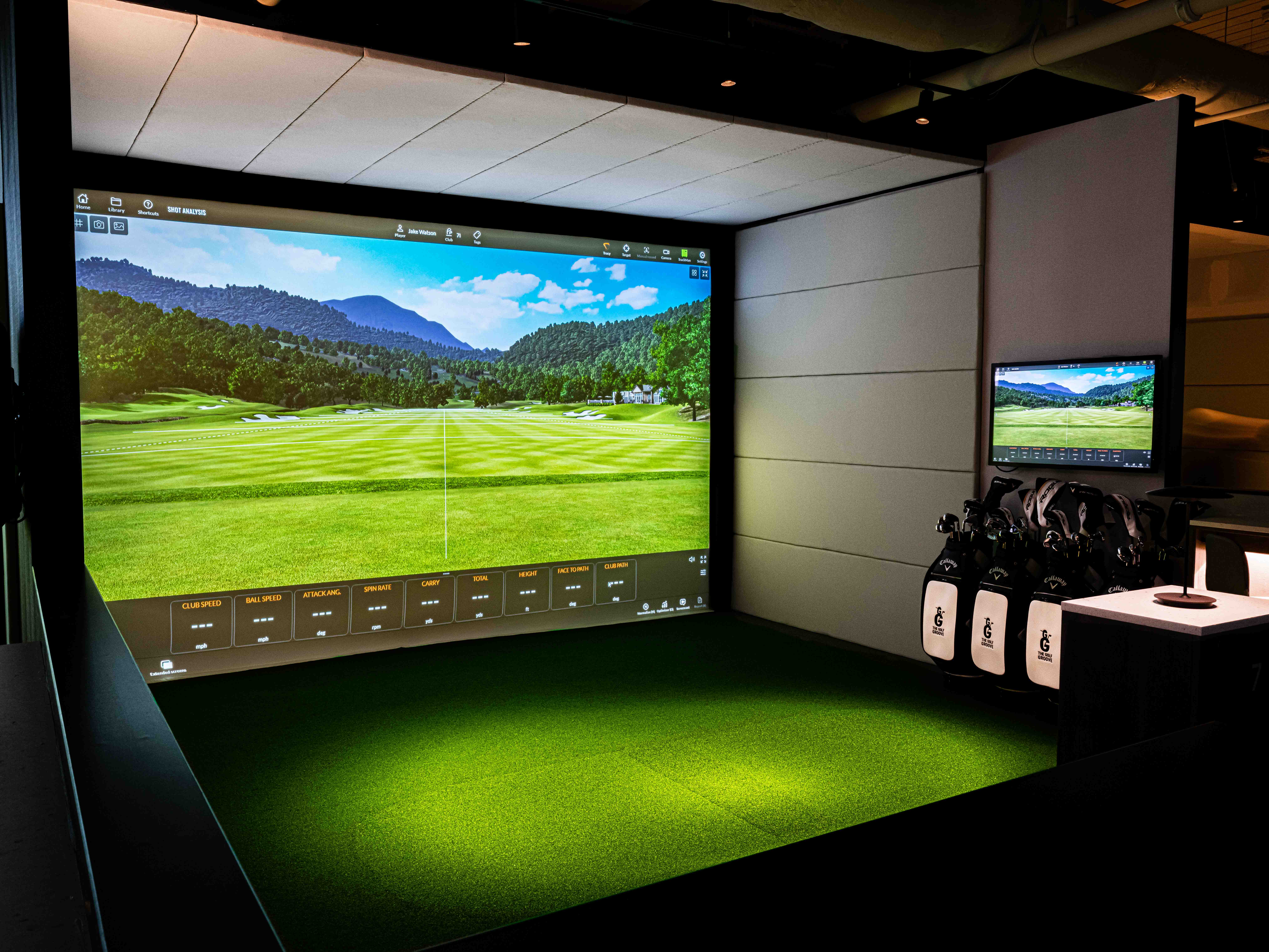 The Golf Groove has 12 hitting bays all kitted out with Trackman and Callaway clubs