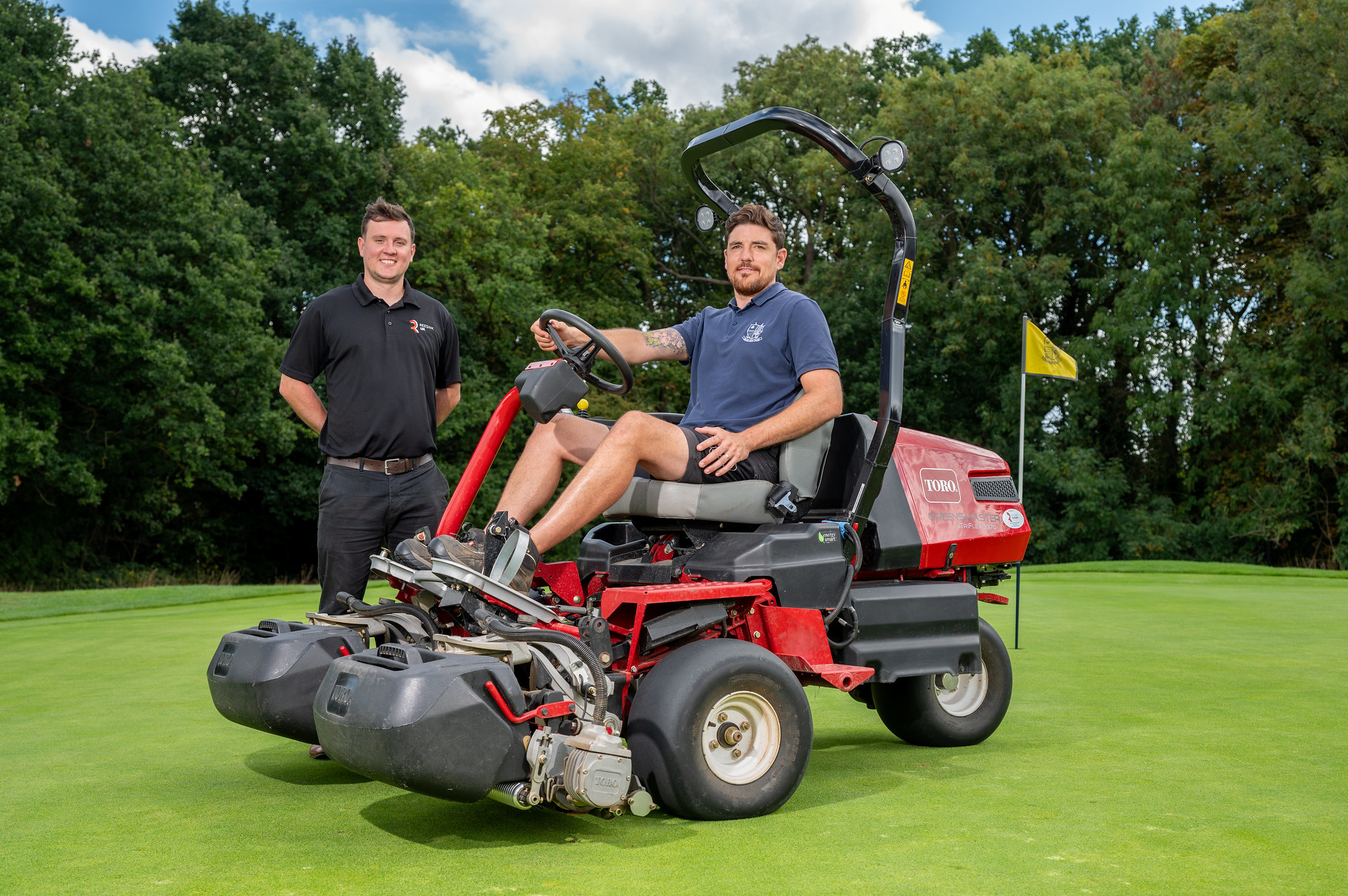  Reesink’s Josh Nash (left) and course manager Josh Thorley with Malden Golf Club’s new all-electric Toro Greensmaster eTriFlex 3370.