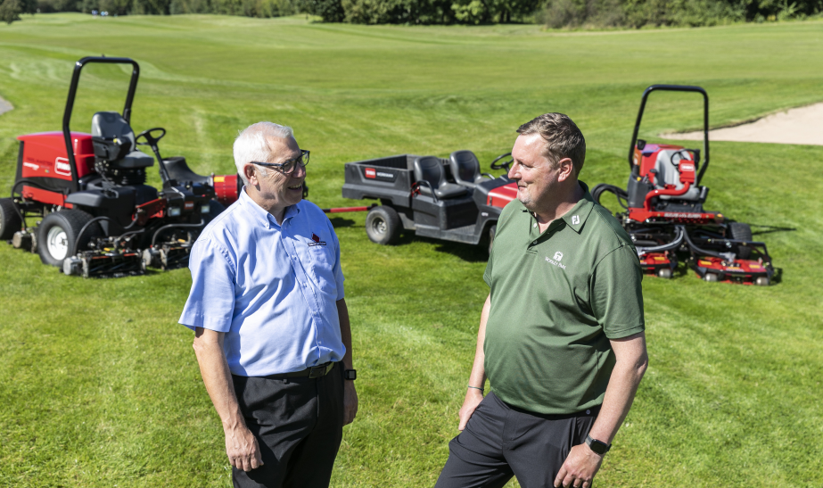 Steve Halley from Cheshire Turf Machinery (left) and course manager Ian Brawn with the club’s family of Toro Groundsmaster 3500 machines.