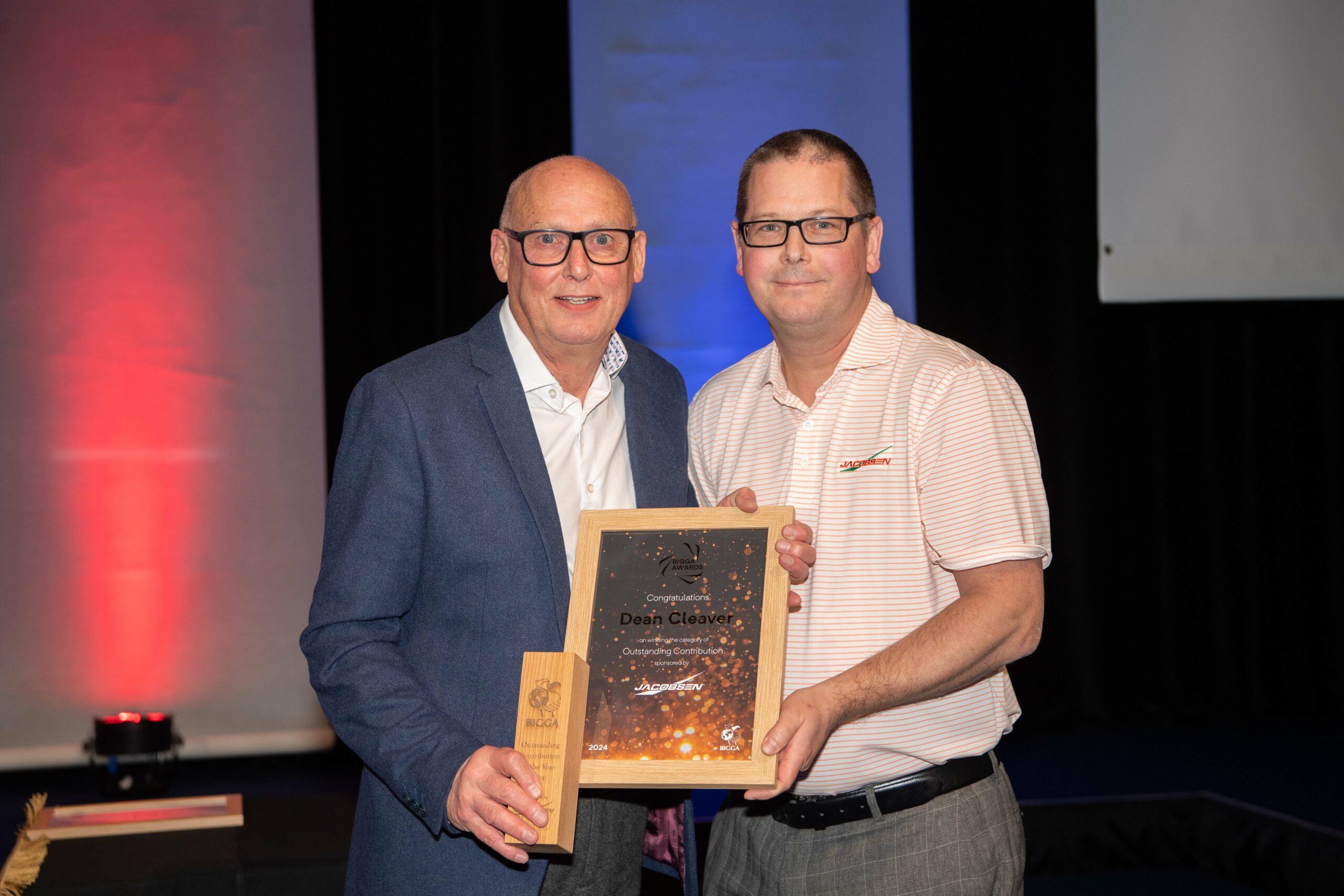 Dean Cleaver received BIGGA's Outstanding Contribution Award from Jacobsen's Simon Rainger