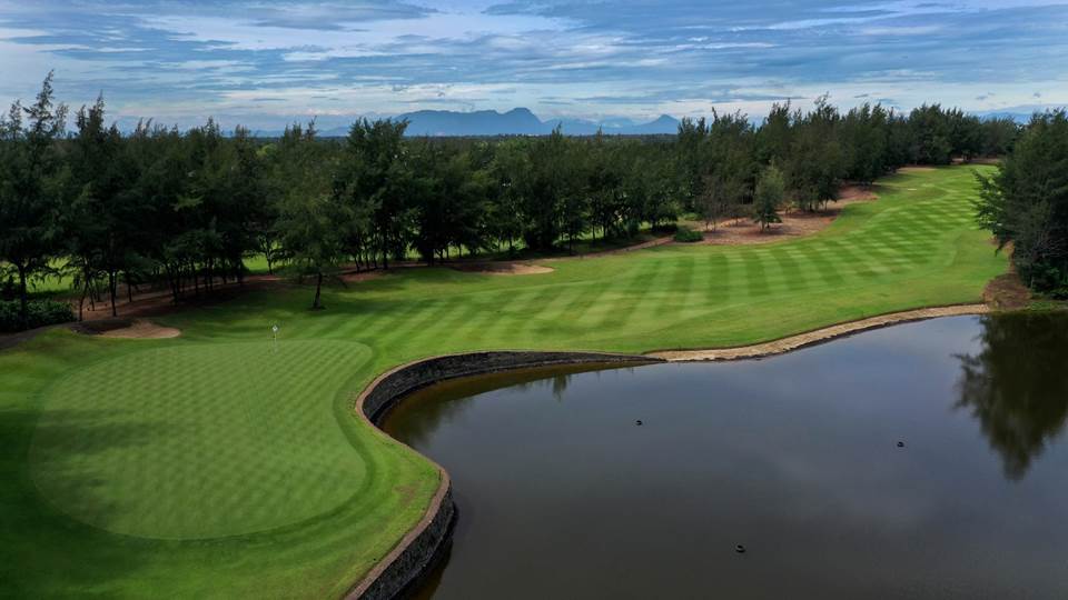Holes at Montgomerie Links wind through casuarina trees near to the coastline, offering a subtle but stern challenge