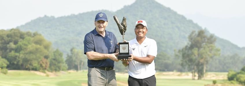 Nguyen Duc Son celebrates his Faldo Series Asia Grand Final victory with Sir Nick Faldo 