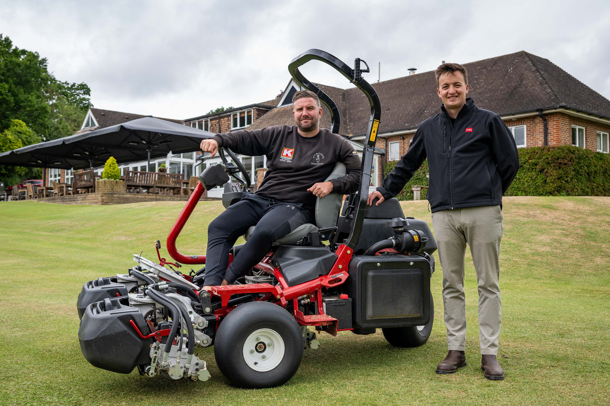  Course Manager Tom Jennings, seated left, with Reesink’s Liam Linehan and one of the club’s five new Toro machines.