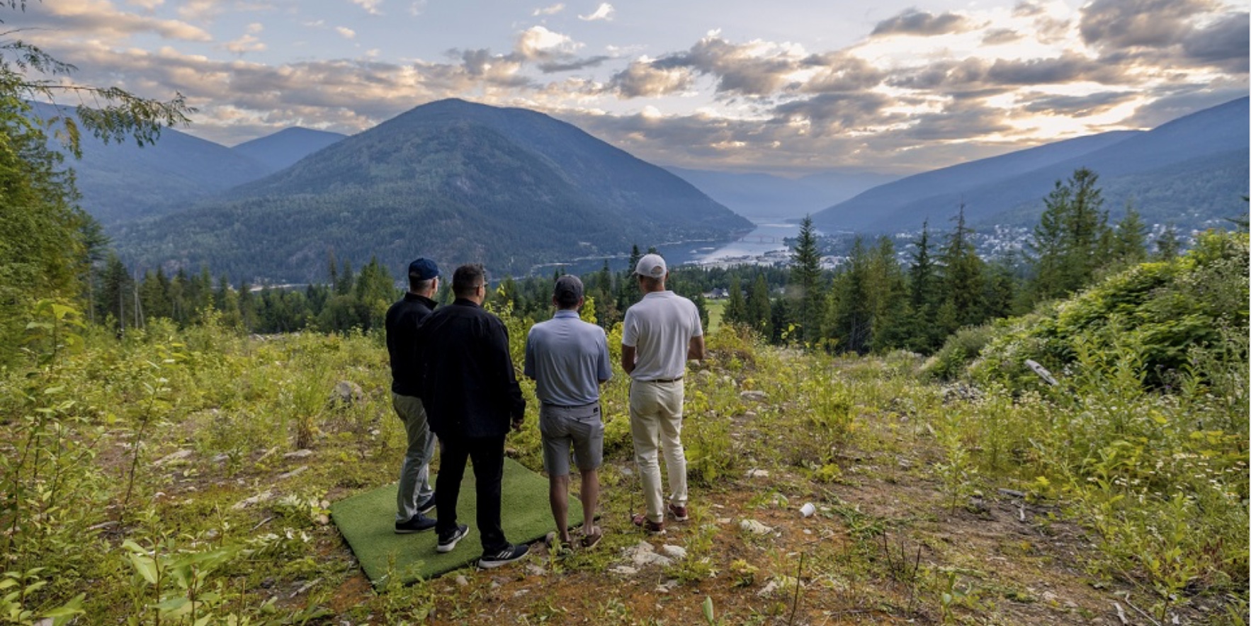 (l-r) Jim McLaughlin, Division President of TCS, a Troon company; Farhad Ebrahimi, CEO, Hallō Properties; Doug Carrick, Principal Golf Course Architect, Carrick Design; Graham Kwan, Development Principal, Hallō Properties on the site of The Dodger at Hallō Nelson in British Colombia