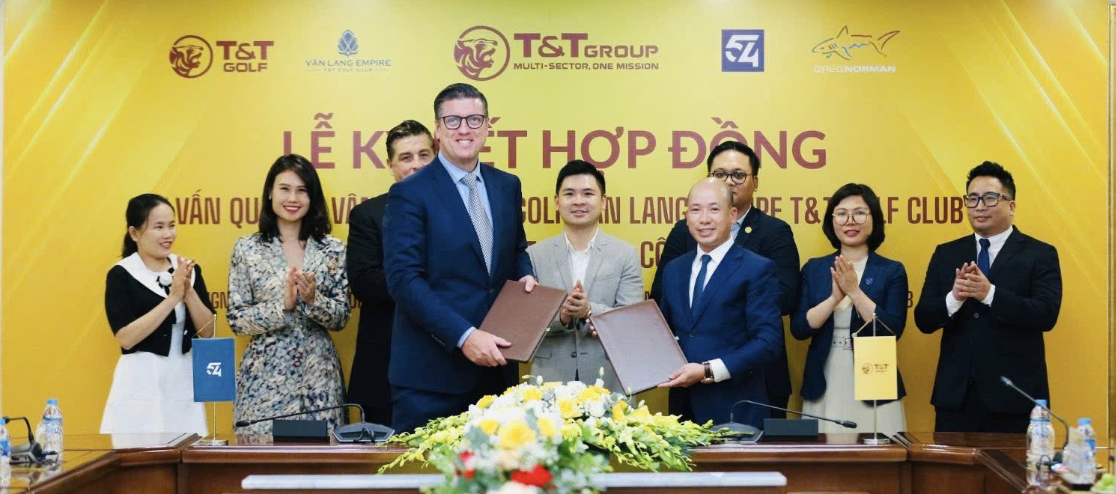 (Back row, left-right): Le Phung Kieu, Project Manager 54 Vietnam, Dandelly Nguyen, General Director 54 Vietnam, Jed Moore, Group CEO of 54, Do Vinh Quang, Vice President and Deputy General Director of T&T Group, Vu Nguyen, Vice President and General Secretary of the Vietnam Golf Association, Vu Thi Cam Trang, Director of the Legal Real Estate Department T&T Group and Nguyen Tuan Anh, Assistant to T&T Group's Managing Director. (Front row, left-right): Ben Styles, Executive Director 54 Vietnam and Nhu Van Hoan, General Director of T&T Golf.