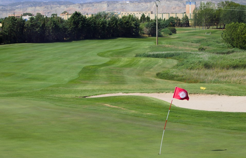 Hole 3 - wetlands on the right ©Los Lagos Golf