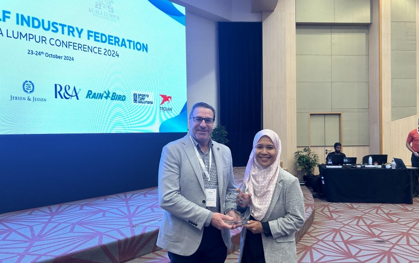 AGIF President Chris Gray presents a memento to Farhana Hamzah.
