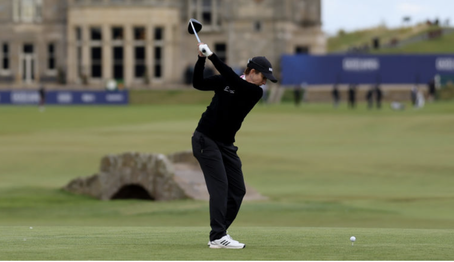 Karrie Webb tees off on the 18th hole at St Andrews (pic credit: The R&A)