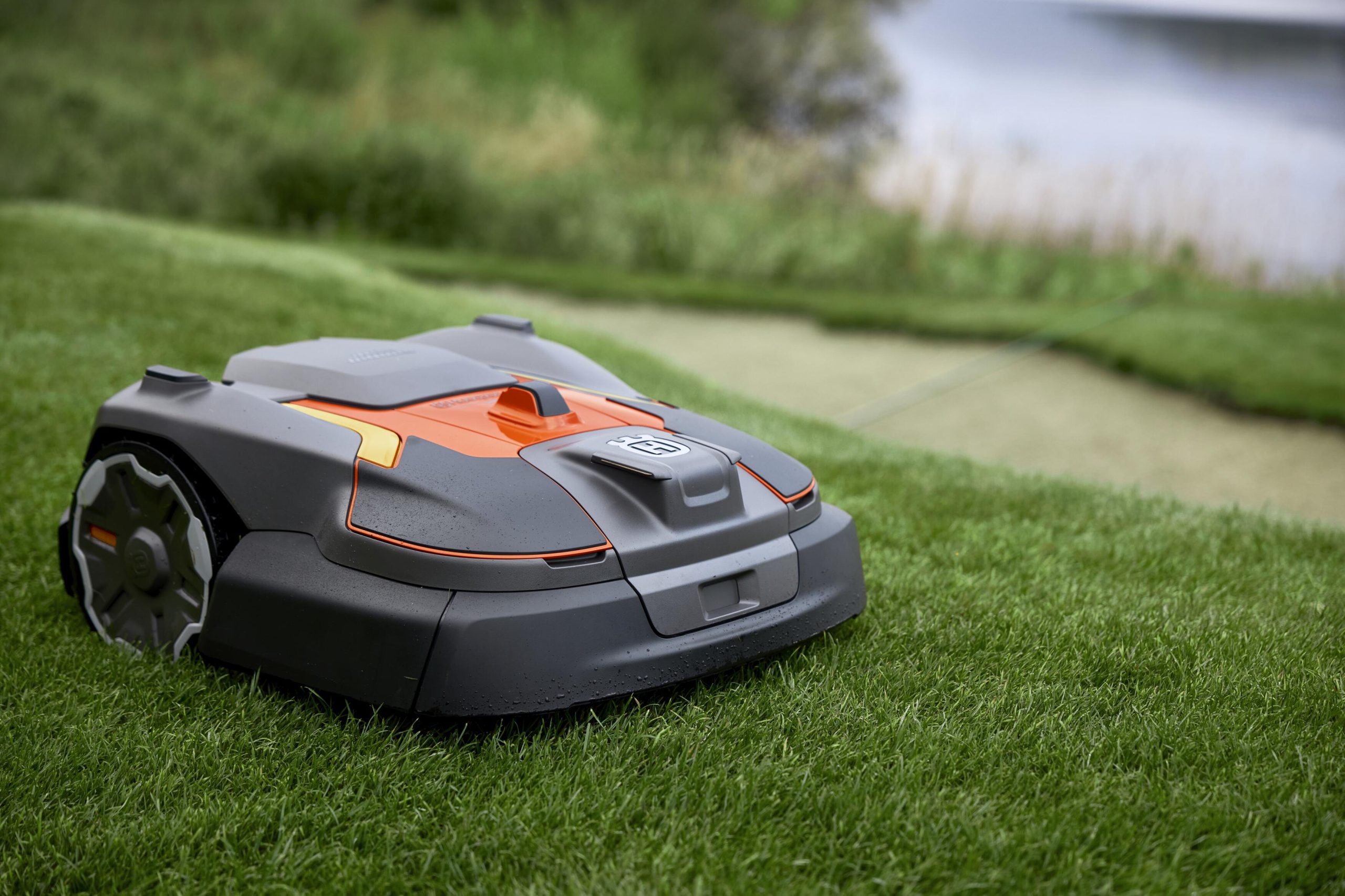 Hucqvarna's 580L EPOS  robotic mower can cut as low as 10mm