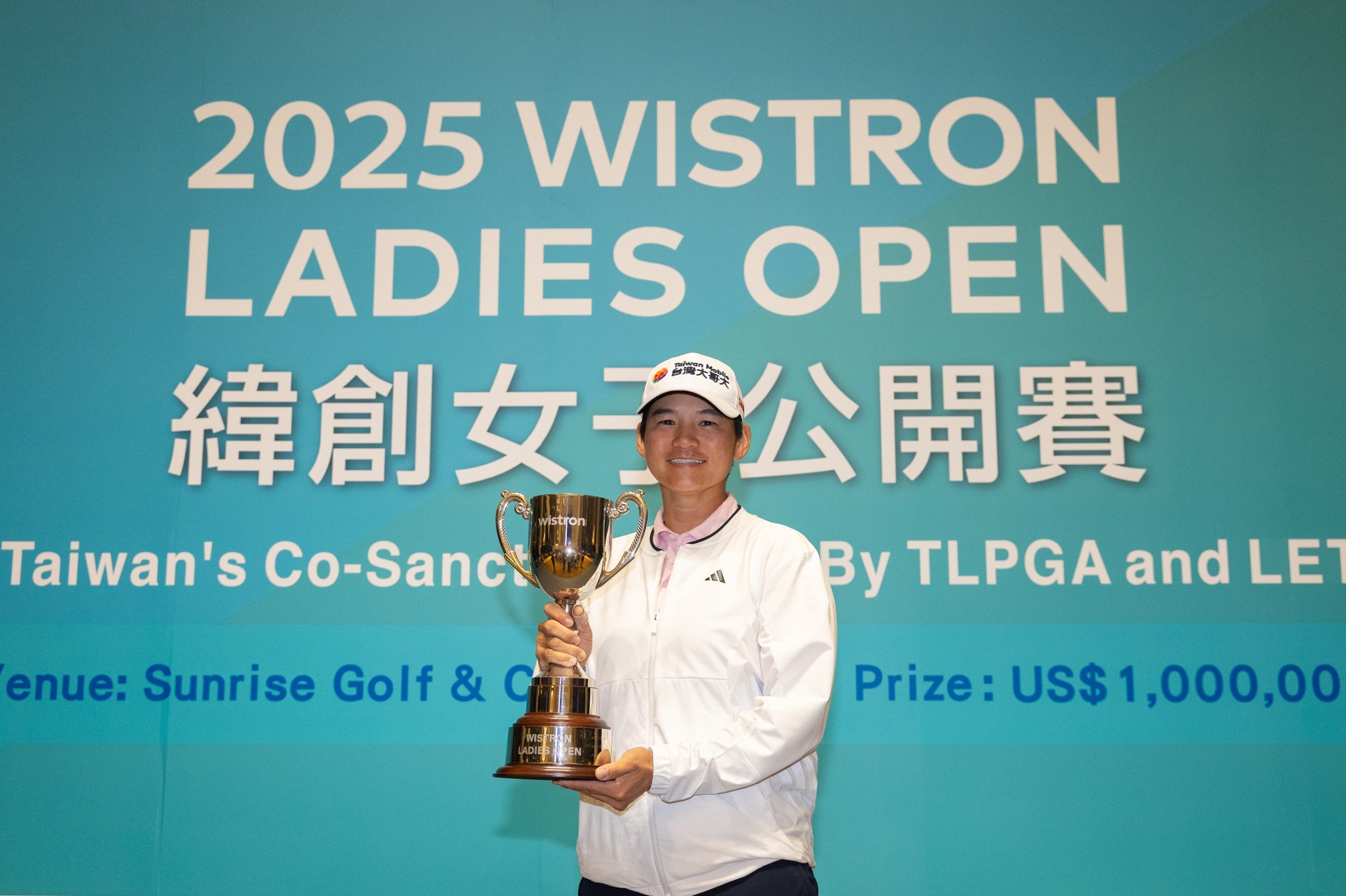 Yani Tseng with the trophy (pic by Tristan Jones / LET)