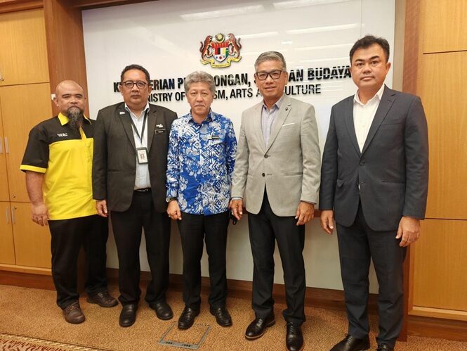 Dato’ Shaharuddin (centre), the Secretary-General of Ministry of Tourism, with Tourism Malaysia colleagues Azizul Raheem bin Awalludin (far left) and Md Roslan (second left) and MAGRO’s Tang Meng Loon (second right) and Farroul Hossey Abdullah (far right)