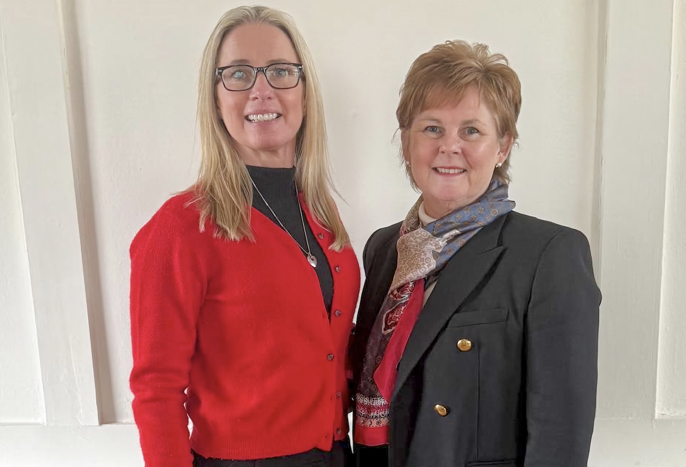 Julie Thomas (right) with Wales Golf chief Executive Hannah McAllister (left),