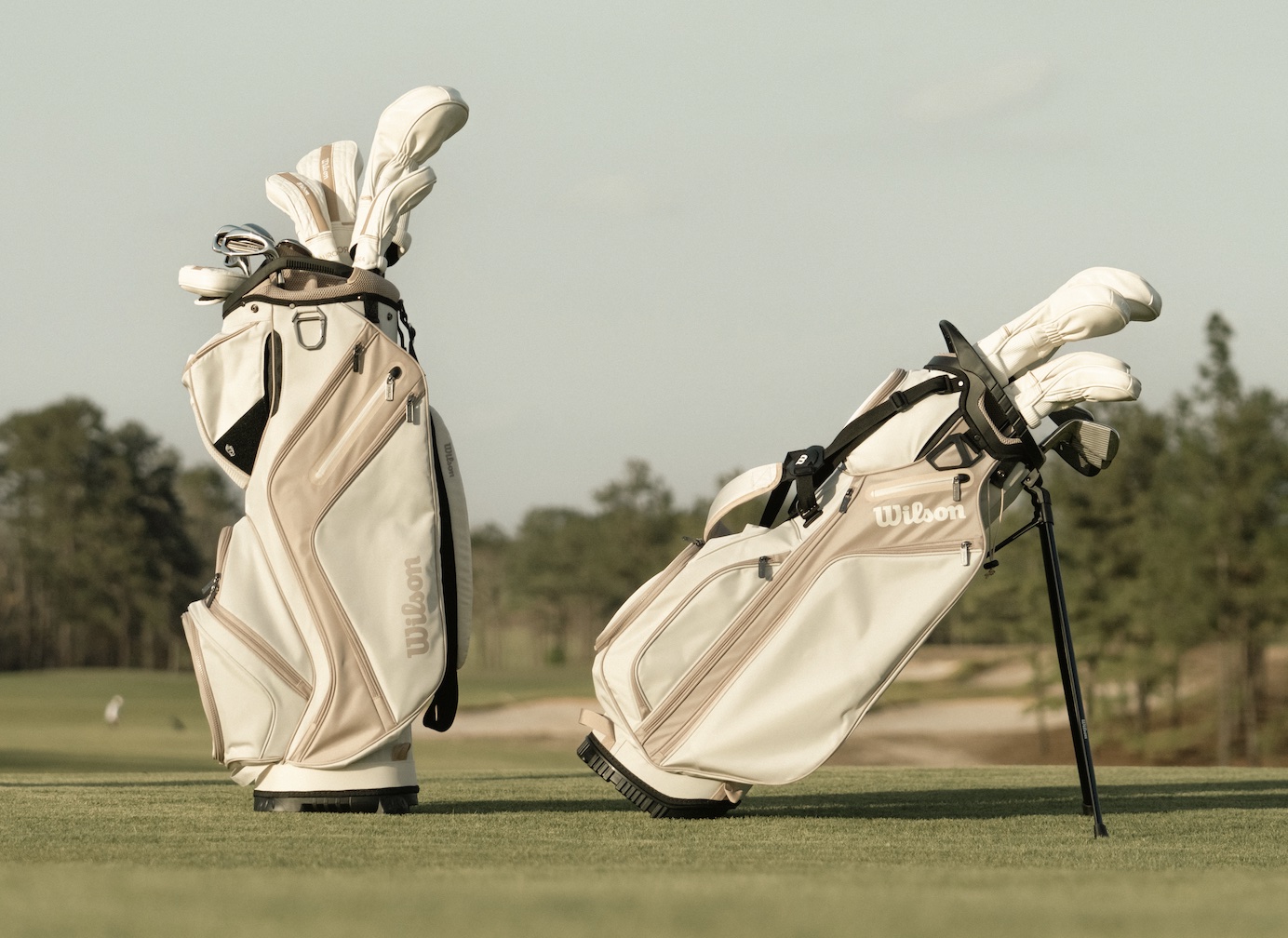 The Aurora package set for women is offered with a cart bag or a stand bag
