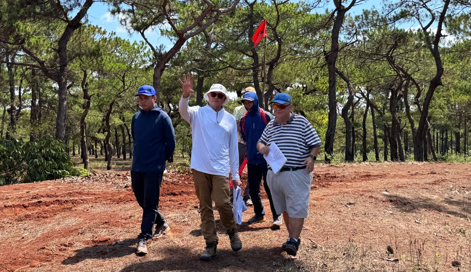 Brian Curley (centre) with Michael Moore (right) and the Flagstick Golf team