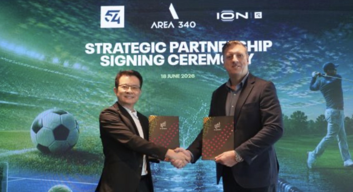 (L-R) Wichai Poolworaluk, President & CEO, AREA 340, with Ben Style, APAC Senior Vice President, 54