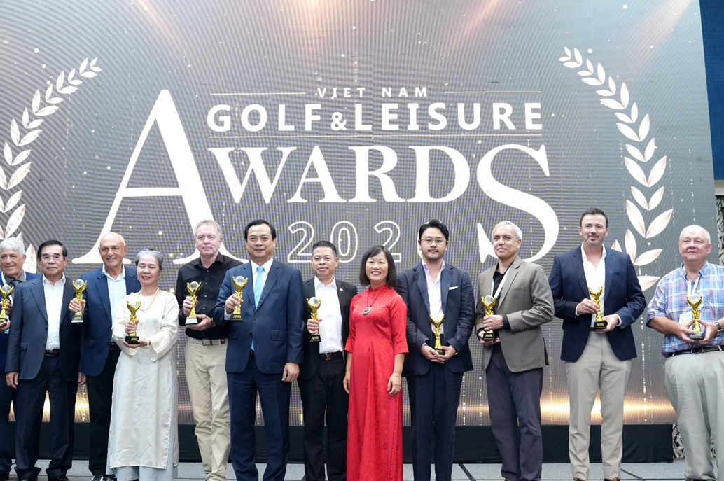 Nguyen Trung Khanh (centre) and Pham Tien Van (second left) with partners from the Vietnam Golf Industry Conference and Vietnam Golf & Leisure Awards.
