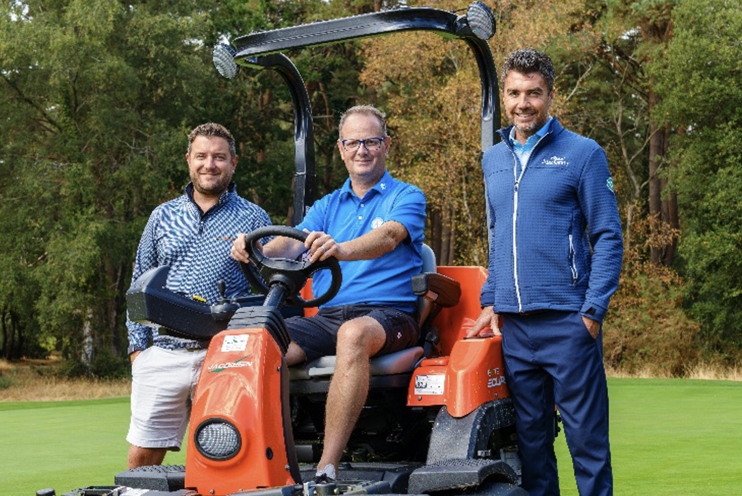 From L to R:
Ben Rumsey (Ransomes Jacobsen), Danny Murray (Ferndown Golf Club), James Bastian (Wildwood Machinery)