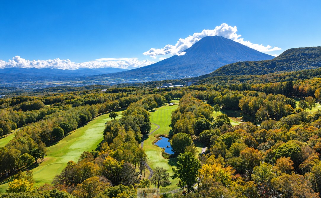 Hanazono Golf set against the spectacular natural backdrop of Hokkaido,